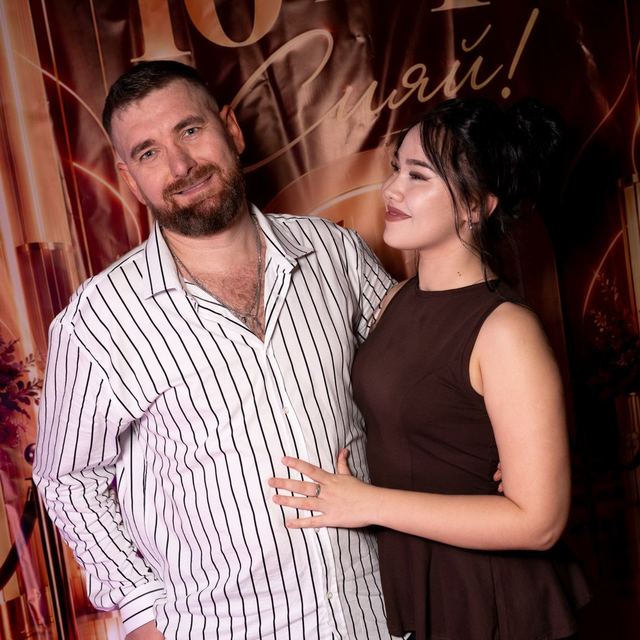 Виталий Томов и Христина Арвидовна смотрят в камеру