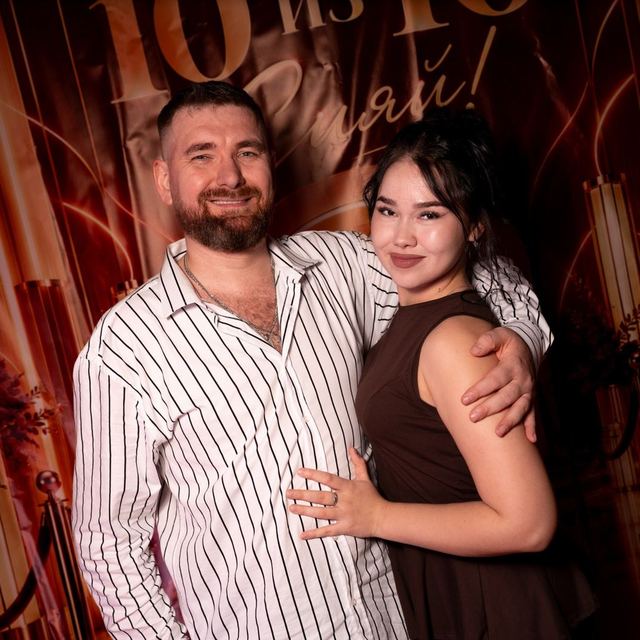 Виталий Томов и Христина Арвидовна на фоне афиши «10 из 10»